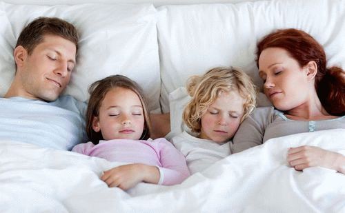 Стоит ли ребенку спать с родителями и как отучить его от этого