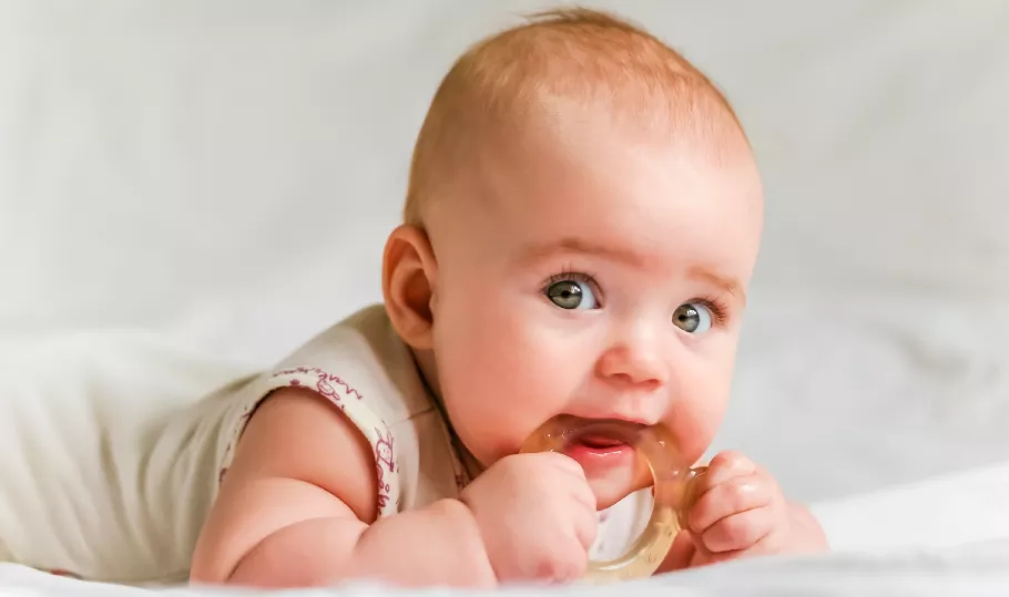 Чем помочь малышу, когда у него режутся зубки