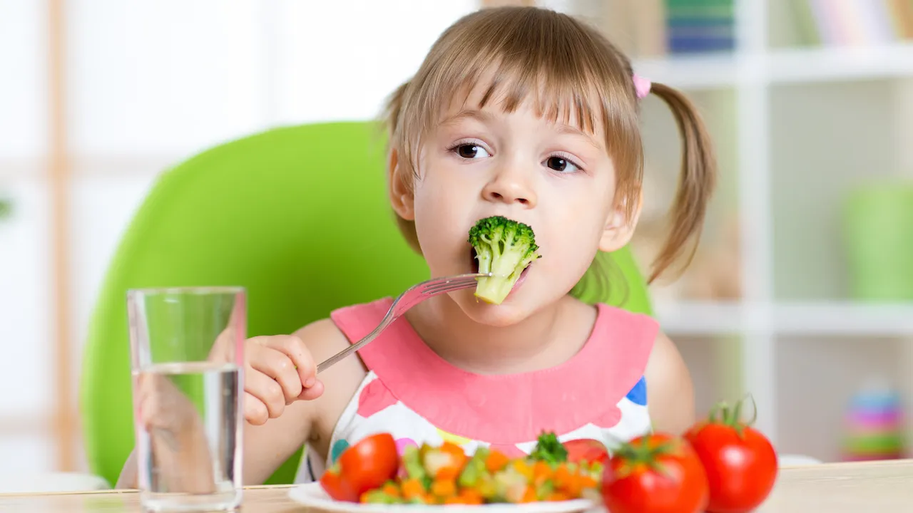 Как правильно переводить ребенка на твердую пищу?