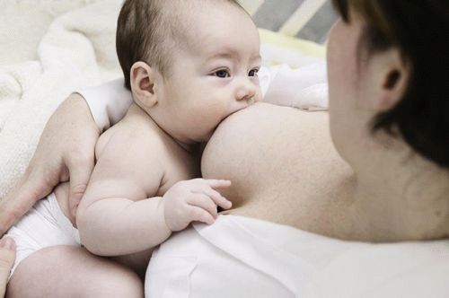 Беспокойный новорожденный на грудном вскармливании: как ему помочь