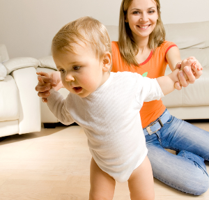 10 месяцев: особенности развития ребёнка. Положение на коленях и подъём на ножки