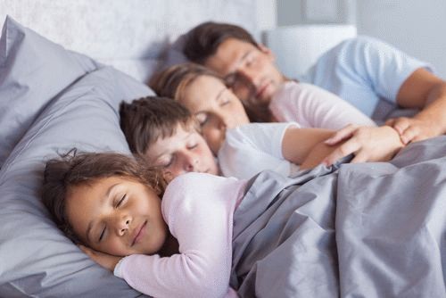 Почему дети любят спать с родителями?